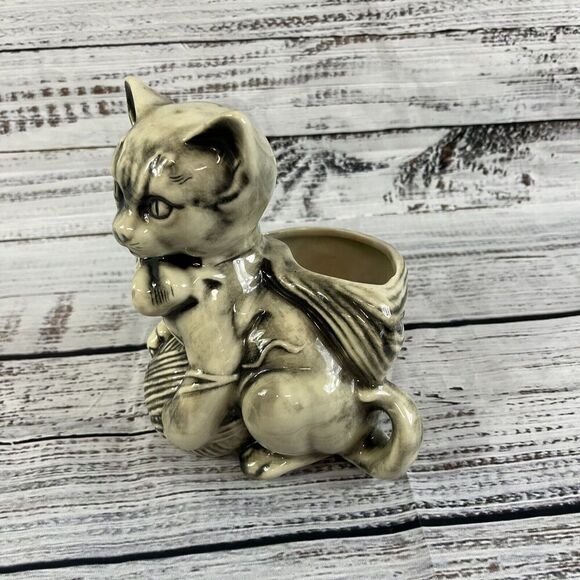 Vintage McCoy Black & Grey Cat With Ball Of Yarn Figurine Vase Planter #3026 - Picture 3 of 13